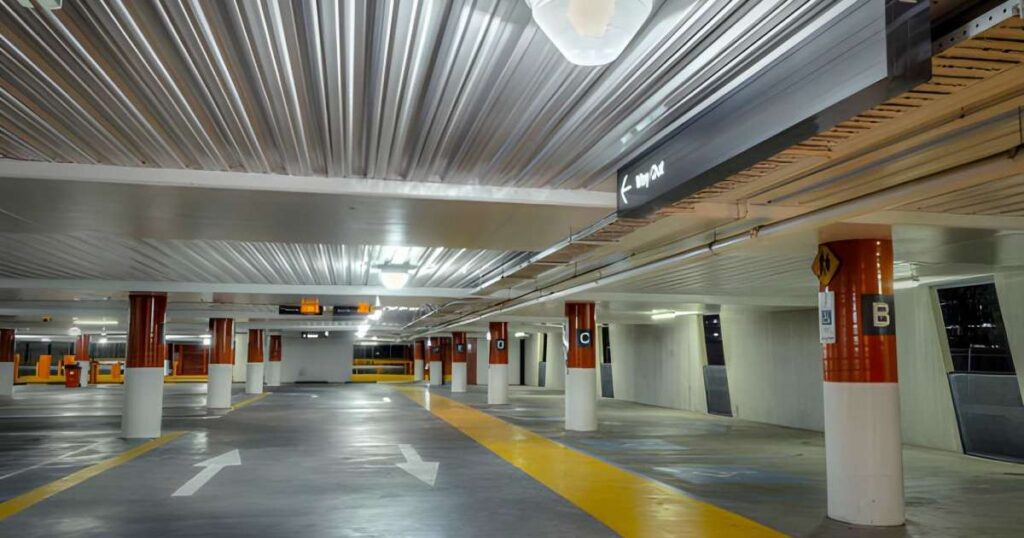 entrepiso metalico instalado en un estacionamiento Entrepiso metálico instalado en un estacionamiento