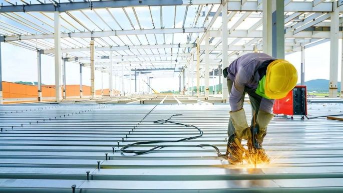 Operario instalando lámina Losacero 25 Ternium - Construcción de un entrepiso metálico