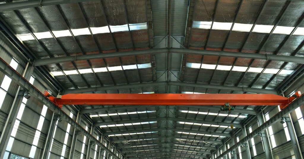 Construcción industrial de acero con franjas de lámina traslúcida