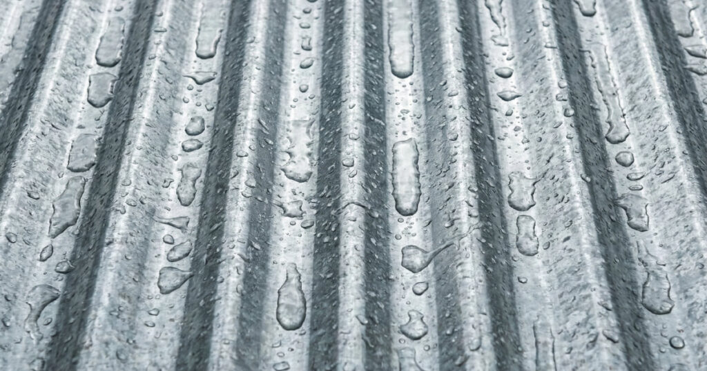 cubierta de lamina de acero bajo la lluvia Detalle de cubierta de lámina de acero bajo la lluvia