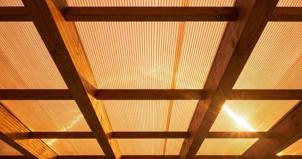 Estructura de acero con cubierta de policarbonato celular bajo el sol