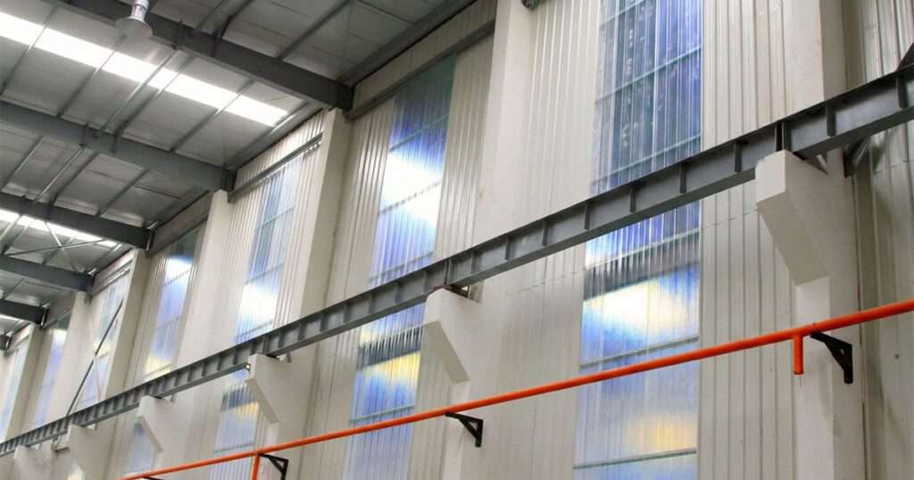 Instalación industrial con franjas de panel aislante y lámina traslúcida
