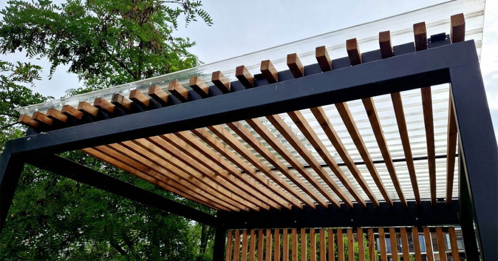 pergola moderna de lamina traslucida en patio residencial Pérgola moderna de lámina traslúcida en patio residencial